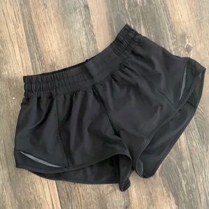 Lululemon Hotty Hot 2.5” lined short